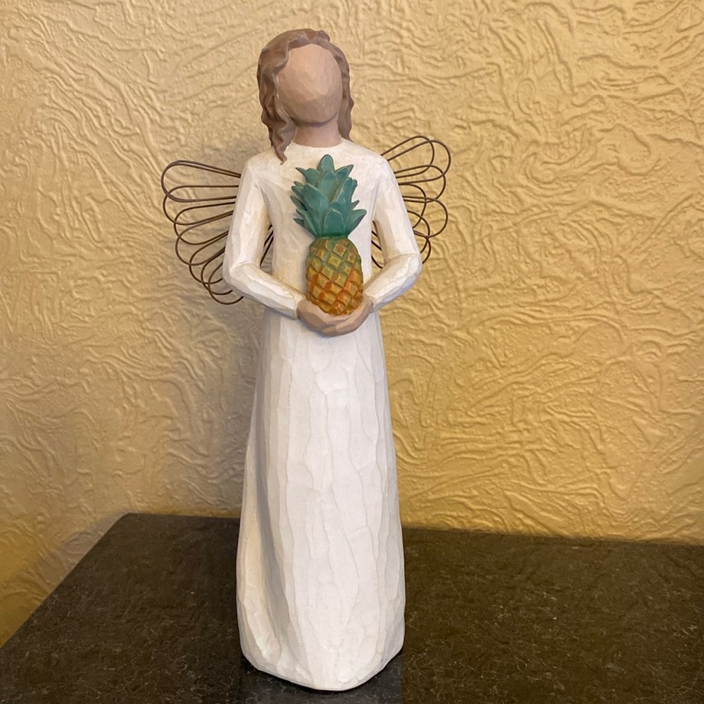 Willow Tree Demdaco VTG Welcoming Angel with Pineapple. 20868.